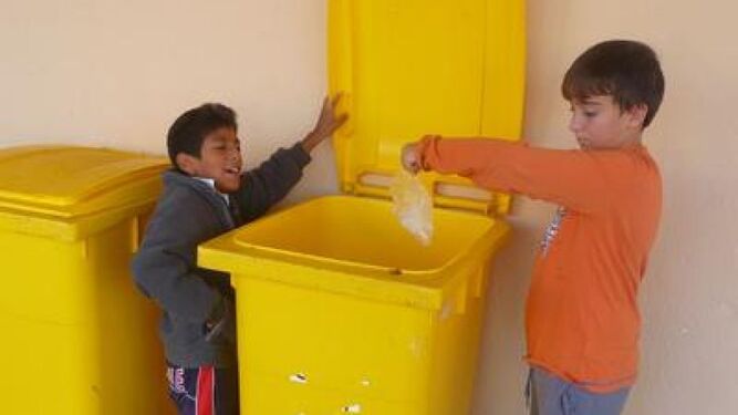 Escolares reciclando envases.