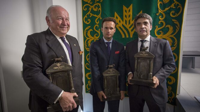 Álvaro Domecq Romero, Antonio Ferrera y Victorino Martín García, con sus respectivos trofeos.