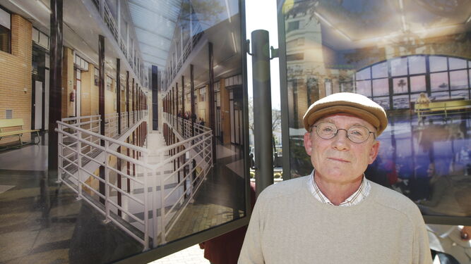 Domingo Leiva junto a una de las fotografías del Campus que se puede ver en la Puerta de Purchena.