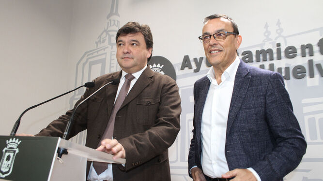Gabriel Cruz e Ignacio Caraballo, durante su comparecencia en el Ayuntamiento.