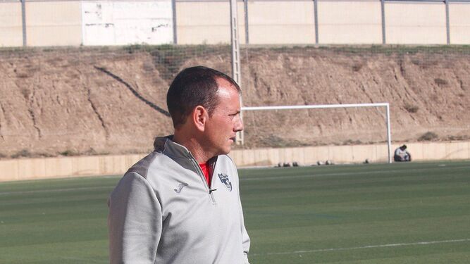 El técnico Alberto González durante un entrenamiento.