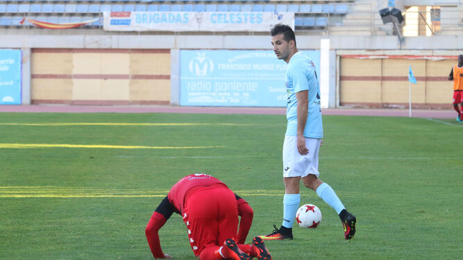 Carralero, autor del gol, pasa junto a un rival que se queja de una entrada.