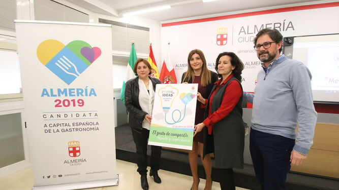 Mª Ángeles Cayuela (Asopesca), Carolina Lafita (concejal), Noemí Algarra (Coexphal) y David Baños (Foro de las Ideas), presentan el cartel.