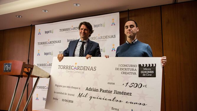 Adrián Pastor recibió el primer premio de manos del subdirector general de Bogaris Retail, Fernando Suáerez.