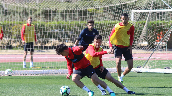 Gaspar se zafa de Callejón en un entrenamiento en el anexo el martes, un día antes de caer lesionado de gravedad en la sesión preparatoria realizada en el Estadio Mediterráneo.