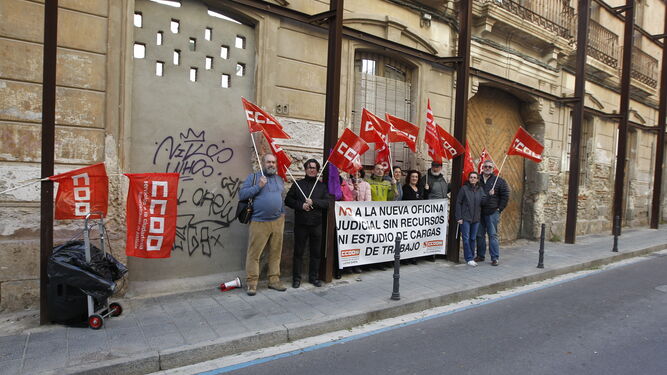 Los sindicalistas se concentraron a las puertas del Colegio de Abogados.