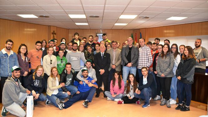 Gabriel Amat y José Juan Rodríguez recibieron a los estudiantes de la Universidad de Valencia en el Ayuntamiento.