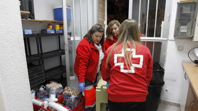 Cajas con alimentos en las dependencias de Cruz Roja en el Puerto.