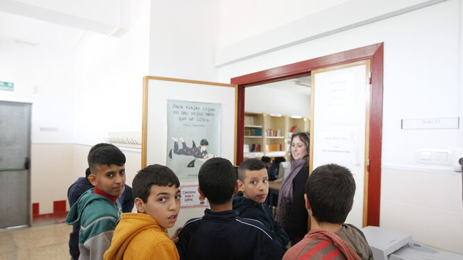 Alumnos esperan para entrar al aula ATAL en el CEIP Santa María del Águila de El Ejido.