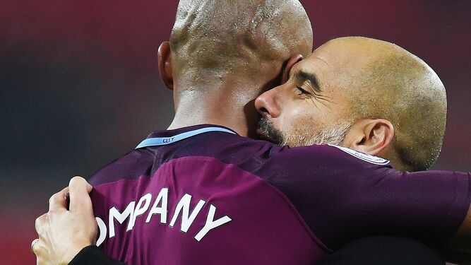 El técnico del Manchester City, Josep Guardiola, abraza a Kompany tras la victoria ante el Tottenham.