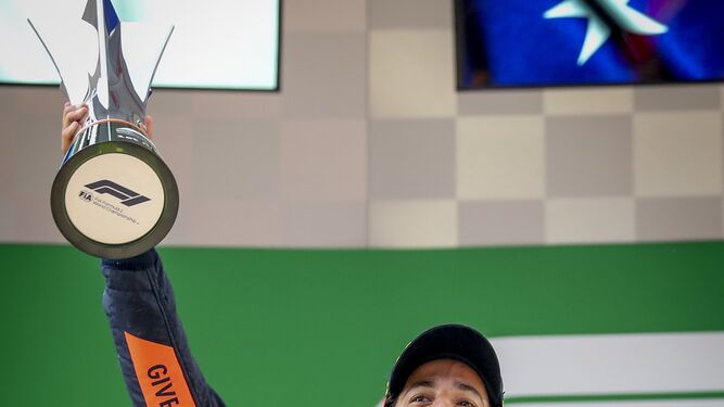 El piloto australiano Daniel Ricciardo levanta el título del gran premio chino.