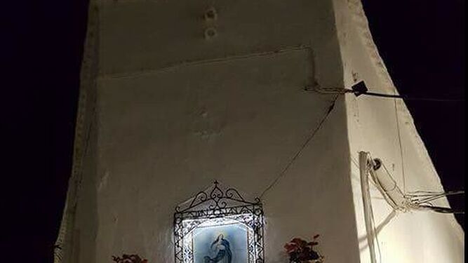El mosaico de la Virgen ya ilumina a los vecinos de la Calle Las Eras