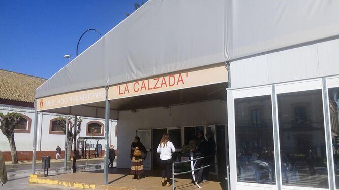 Una vista del exterior del Mercado de Abastos provisional instalado en el paseo de La Calzada.