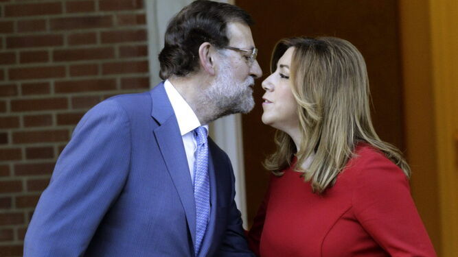 Mariano Rajoy saluda a Susana Díaz en su última visita al Palacio de la Moncloa, en diciembre de 2014.