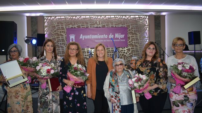 Esperanza Pérez, en el centro, posa con las mujeres nijareñas reconocidas este año.