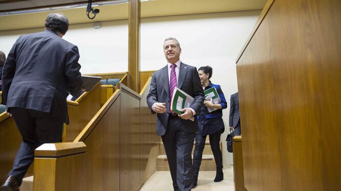 El lehendakari, Iñigo Urkullu, a su llegada ayer al salón de plenos del Parlamento vasco.