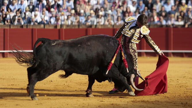 Julián López 'El Juli', en un natural de mano baja, dominando al segundo toro, en uno de los escasos momentos de oro en el festejo en La Maestranza.