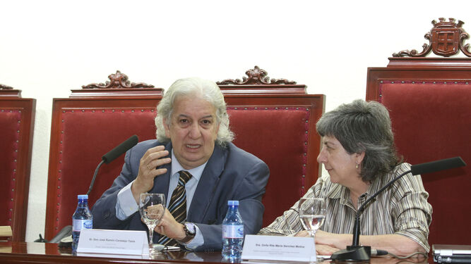 Los letrados José Ramón Cantalejo y Rita María Sánchez presentan el cuento.