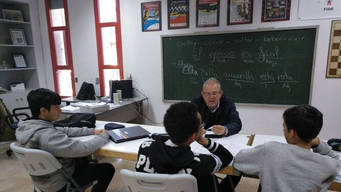 El alcalde Antonio Bonilla ha departido con algunos de los alumnos tutelados a través del proyecto GUÍA.