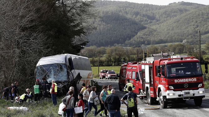 Imagen del siniestro entre un autobús y un turismo en Navarra.