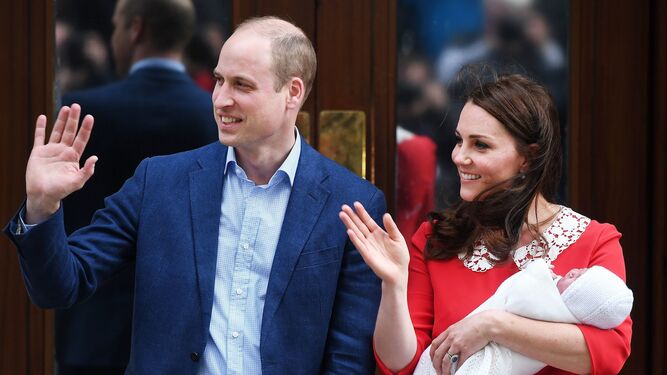 El príncipe Guillermo de Inglaterra y su esposa Catalina salen del hospital St Mary's de Londres.