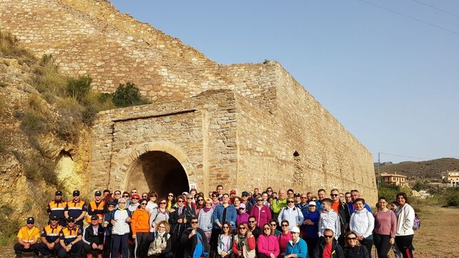 Foto de familia con los 80 senderistas participantes en la ruta.