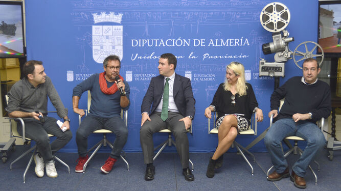 El diputado de Presidencia, Fernando Giménez con Enrique Iznaola y Xabier Berzosa, Alain Bainée y María Luis Gutiérrez.