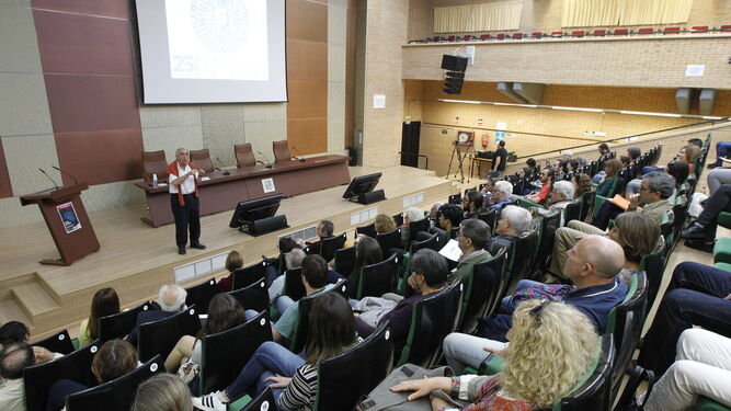 Antonio Hernando Grande ante un auditorio repleto de público para escuchar su conferencia.