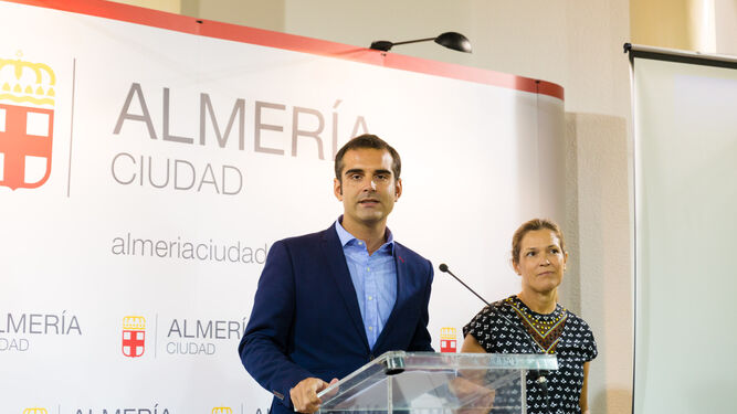 Ramón Fernández-Pacheco junto a Ana Martínez Labella en una imagen de archivo.