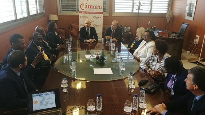 Diego Martínez Cano se reunió con la delegación de empresarios de Haití.