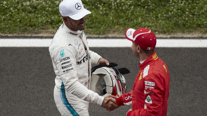 Lewis Hamilton saluda a Sebastian Vettel, tras la sesión de clasificación del Gran Premio de España de Montmeló.