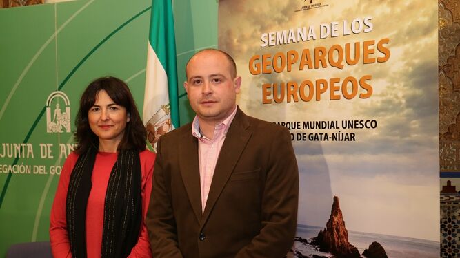 Lucía Tejero, junto al ex delegado de Medio Ambiente en Almería, Antonio Martínez.
