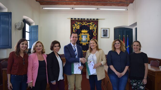 Alcaldesa y delegado de Salud junto a otros responsables municipales y autonómicos tras la firma del convenio ayer en el Ayuntamiento nijareño.