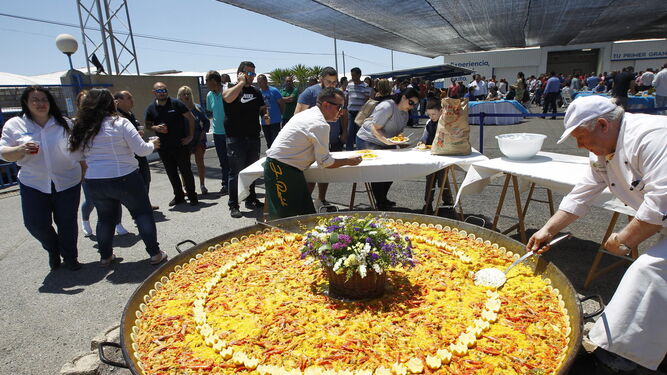 El chef Antonio Gázquez elaboró una paellada con la que Cristalplant rindió homenaje al patrón de los agricultores.