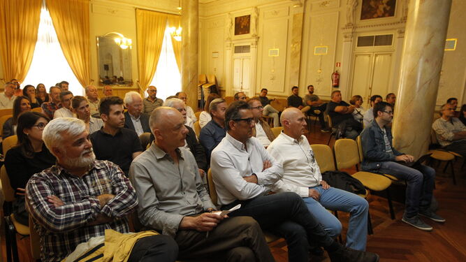 El Círculo Mercantil de Almería albergó la conferencia del arquitecto Antonio Cruz ante más de medio centenar de asistentes.