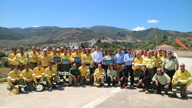 Los efectivos del CEDEFO de Serón en el helipuerto junto al delegado de Medio Ambiente, Raúl Enríquez, y el alcalde del municipio, Juan Antonio Lorenzo.