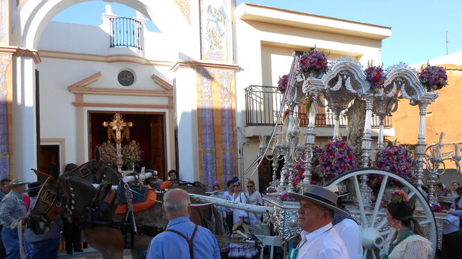 La filial de Lucena del Puerto en su salida hacia El Rocío, a su paso por la capilla de la Cruz de la calle Malva.