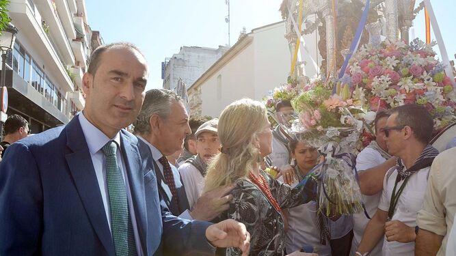 María Luisa García-Palacios Álvarez entrega el ramo de flores al Simpecado.