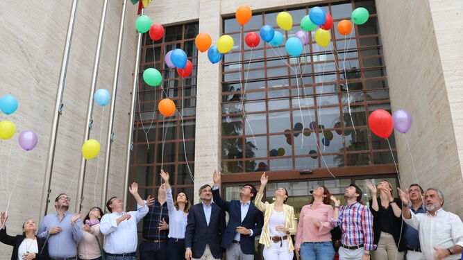 La corporación local y la Asociación Colega protagonizaron una simbólica suelta de globos multicolor.