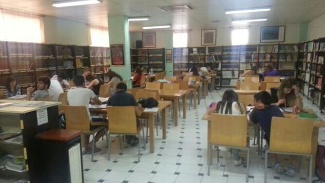 Estudiantes en la Biblioteca Municipal de Huércal-Overa.