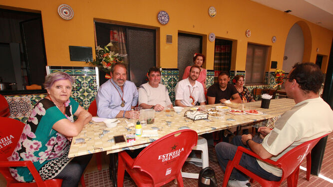 Reunión de peregrinos en la casa de la Hermandad de La Palma.