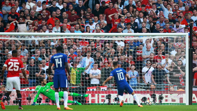 El jugador del Chelsea Edan Hazard anota el penalti que dio a la postre la victoria copera al equipo londinense.