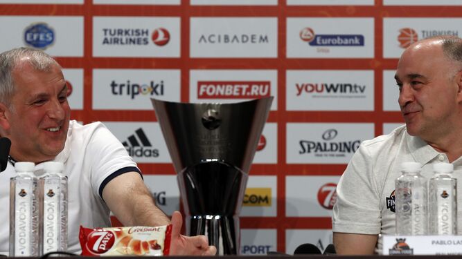 Zelijko Obradovic, entrenador del Fenerbahçe, junto a su homólogo del Real Madrid, Pablo Laso.