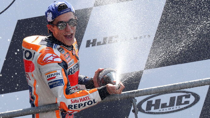 Márquez celebra su triunfo en el podio.