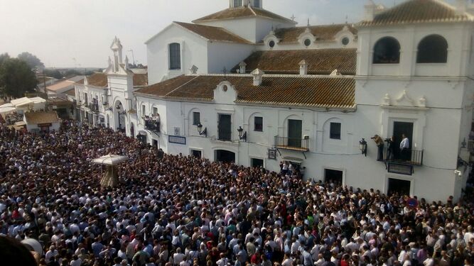 Miles de personas acompañan a la Virgen del Rocío a su paso por la Hermandad Matriz.