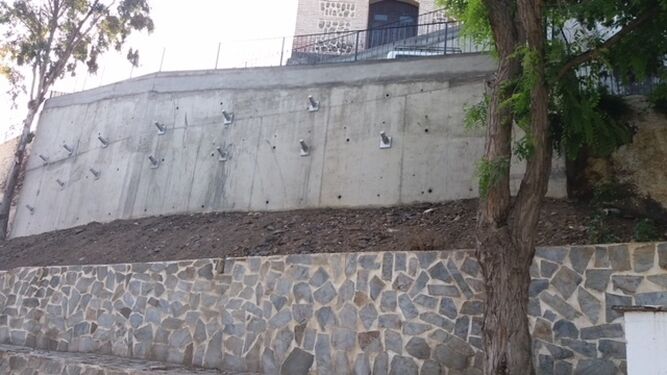 Así ha quedado el muro de contención tras las obras.