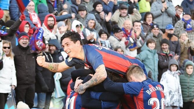 Los jugadores del Huesca celebran un gol en un partido reciente