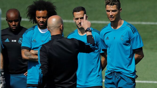 Zidane da indicaciones en el entrenamiento del Real Madrid