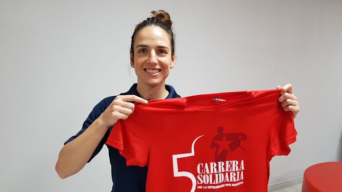 Los famosos se colocan las camisetas de la Carrera por las Enfermedades Raras