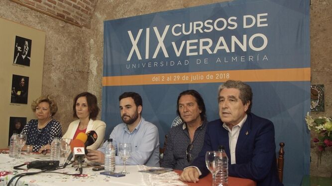 Carlos Sánchez con Tomatito, Rafael Morales, Pilar Jerez y Carmen Hernández Porcel ayer en el Taranto.